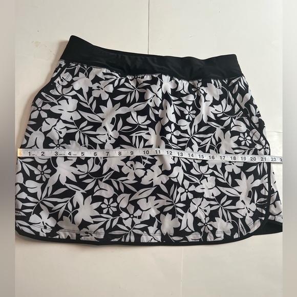 Lands End Athletic Floral Black/White  Skort size 12 - Picture 7 of 9
